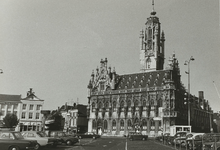 A-1911 Gezicht op de Grote Markt met het stadhuis te Middelburg