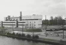 A-1923 Het gebouw van Provinciale Waterstaat aan het Groene Woud 1 te Middelburg, met op de voorgrond het ...