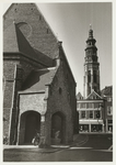 A-1928 De achterzijde van de Middelburgse Gasthuiskerk, gezien vanuit de Nieuwstraat, met op de achtergrond de abdijtoren