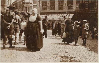 A-193 Gezicht op de Grote Markt te Middelburg met padvinders, twee vrouwen en een man in Walcherse klederdracht, met op ...