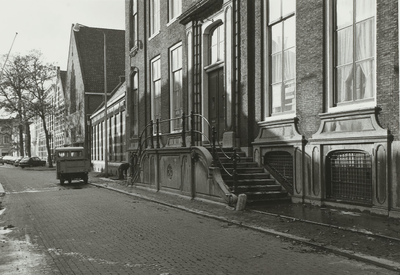 A-1936 Gezicht in de Wagenaarstraat te Middelburg, met de onderpui van het voormalig Zeeuws Museum, en op de ...