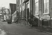 A-1936 Gezicht in de Wagenaarstraat te Middelburg, met de onderpui van het voormalig Zeeuws Museum, en op de ...