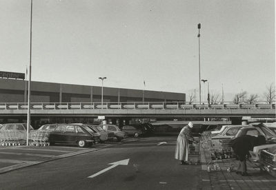 A-1939 Het parkeerterrein van de supermarkt 'Trefcenter aan de Pottenbakkerssingel 2 te Middelburg