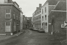 A-1946 Gezicht in de Vlissingsestraat te Middelburg, vanaf de brug, links de Beenhouwerssingel en rechts de Stadsschuur