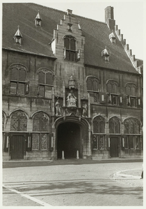 A-1949 Gezicht op de Gistpoort aan het Damplein te Middelburg, met het beeld van graaf Willem II in de nis, geflankeerd ...