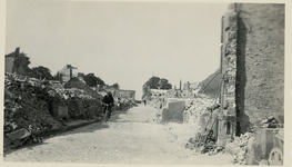 A-1964 Gezicht in de Lange Burg te Middelburg, vanaf de Markt, na het bombardement