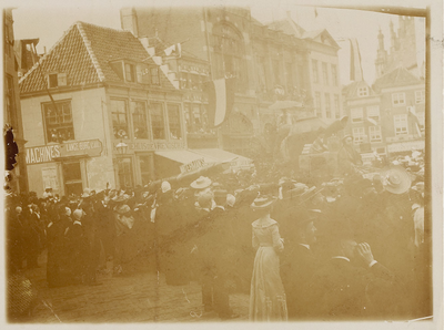 A-197 Een volksfeest op de Grote Markt te Middelburg, met op de achtergrond de Vlasmarkt