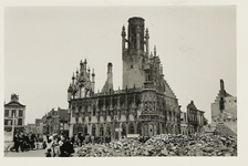 A-1984 Het stadhuis aan de Grote Markt te Middelburg, na het bombardement