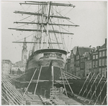 A-2002 Een schip in het droogdok aan de Dam te Middelburg