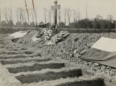 A-2030 De geopende graven van 13 Franse militairen op de Nieuwe Begraafplaats te Nieuw- en Sint Joosland