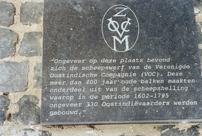 A-2039III Plaquette met toelichting bij het eerste VOC-monument aan de Loskade in het Maisbaaigebied te Middelburg, ...