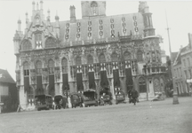 A-2042 De gevel van het stadhuis te Middelburg met uithangende wimpels