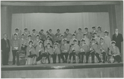 A-2045 Muziekvereniging ONDA te Middelburg. Rechts de dirigent J.C.F. van Kamer (1899-1965)