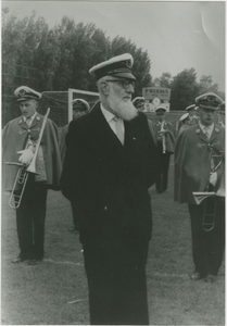 A-2046I Dirigent Johannes Cornelis Franciscus van Kamer (1899-1965) van muziekvereniging ONDA op het voetbalveld aan de ...