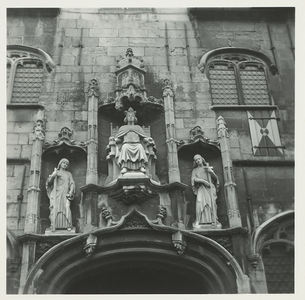 A-2060 Het beeld van Rooms koning Willem II in de nis boven de Gistpoort te Middelburg, geflankeerd door de beelden ...