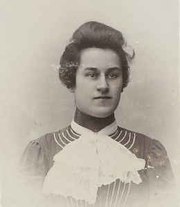 A-2062 Catharina Maria Hendrikse (1878-1913), echtgenote van Jan Olthoff, firmant drukkerij/uitgeverij Littooij en ...