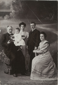 A-2066 Jacob Olthoff sr. met kleinzoon Jacob jr. (1905-) op de arm, dochter Hermina Elisabeth Olthoff, zoon Jan ...