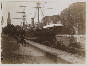 A-2069B Droogdok met een schip aan de Dam te Middelburg