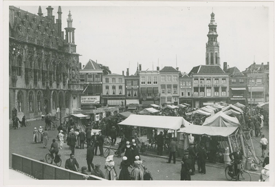 A-207 Kraampjes op de Markt te Middelburg met links het stadhuis en op de achtergrond de Abdijtoren