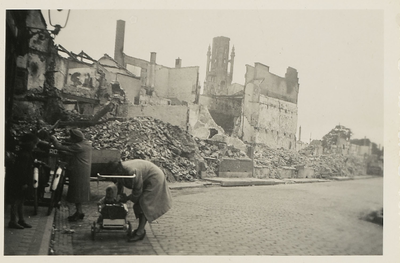 A-2115B Gezicht op de verwoeste Gortstraat te Middelburg, na het bombardement, links vrouw met kinderwagen en fietsenmaker