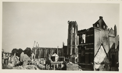 A-2126B Gezicht op een deel van de Abdij en Abdijtoren te Middelburg, na het bombardement, met rechts het hoekpand ...