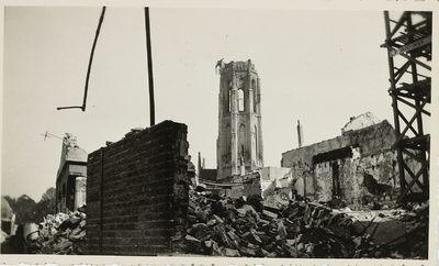 A-2127 Gezicht op de Abdijtoren te Middelburg door het puin, na het bombardement, van de hoek Segeersstraat-Lange ...