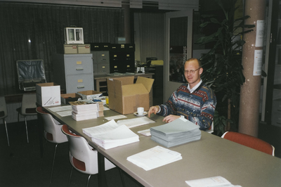 A-2127I De voorbereiding van de eerste Zeeuwse Paleografiewedstrijd te Middelburg, Leo Hollestelle, medewerker van het ...