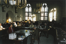 A-2127IV De deelnemers aan de eerste Zeeuwse Paleografiewedstrijd te Middelburg, in de raadzaal van het stadhuis
