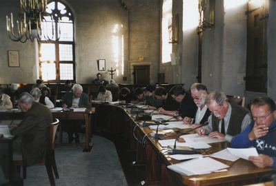 A-2127V Deelnemers aan de eerste Zeeuwse Paleografiewedstrijd te Middelburg, in de raadzaal van het stadhuis