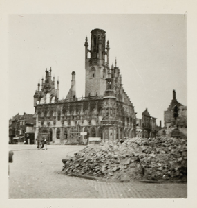 A-2130I Puin op de Markt te Middelburg, met stadhuis, na het bombardement