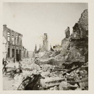A-2130III Gezicht op het stadhuis en de Wal te Middelburg, met links de restanten van de R.K.-school, na het bombardement
