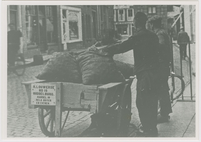A-2139 De kar van H. Louwerse, handel in melk, boter en eieren te Middelburg