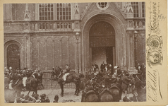 A-259 H.M. de koningin-regentes Emma en H.M. koningin Wilhelmina in een open rijtuig voor de Nieuwe Kerk tijdens een ...
