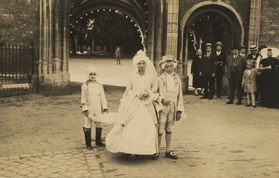 A-266III Verklede kinderen bij de Balanspoort in de abdij te Middelburg tijdens festiviteiten ter ere van de vijftigste ...