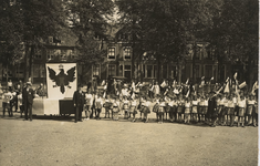 A-266V Vlaggenparade op het Molenwater te Middelburg, op Koninginnedag tijdens de festiviteiten ter ere van de ...