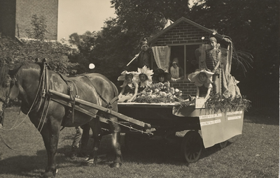 A-266VI Verklede kinderen op een paard en wagen op Koninginnedag tijdens de festiviteiten ter ere van de vijftigste ...