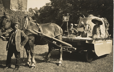 A-266X Kinderen als kabouter Piggelmee en zijn vrouw op een wagen op Koninginnedag tijdens de festiviteiten ter ere van ...