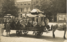 A-266XI Kinderen in een Chinees sprookje op paard en wagen op de Balans, op Koninginnedag tijdens de festiviteiten ter ...