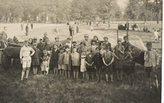 A-266XIX Een groep kinderen verkleeed als nomaden, op het Molenwater op Koninginnedag tijdens de festiviteiten ter ere ...