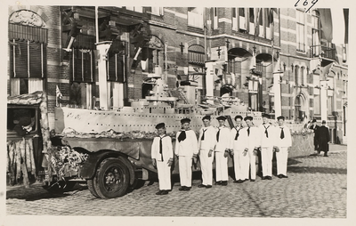 A-266XLII Een model van een kruiser met jongens als mariniers, op de Loskade op Koninginnedag tijdens de festiviteiten ...
