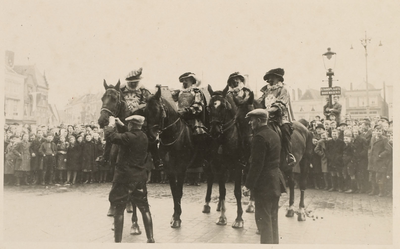 A-266XLIV Vier herauten te paard, op de Grote Markt op Koninginnedag tijdens de festiviteiten ter ere van de vijftigste ...