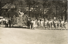 A-266XVIII Een verklede groep met het gekroonde Rijkswapen op een wagen, op het Molenwater op Koninginnedag tijdens de ...