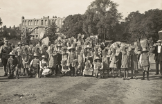 A-266XXVIII Een groep bloemenkinderen en kinderen als tuinlieden op het Molenwater op Koninginnedag tijdens de ...