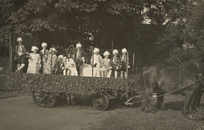 A-266XXXII Een paard en wagen met kinderen in 18e eeuwse kledij op Koninginnedag tijdens de festiviteiten ter ere van ...