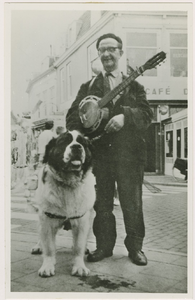 A-291 De Middelburgse straatmuzikant David Smolders met banjo en zijn Sint Bernardshond Bertha voor café De Vriendschap ...