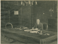 A-302 Meine Fernhout, burgemeester van Middelburg (1933-1939) in zijn werkkamer