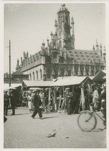 A-328 De Markt met stadhuis en kraampjes te Middelburg