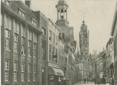 A-347 De Lange Noordstraat te Middelburg met de torens van het stadhuis (rechts) en de Rooms-Katholieke kerk