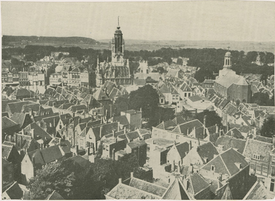 A-348 Gezicht vanaf de Abdijtoren te Middelburg met rechts de Rooms-katholieke kerk en in het midden het stadhuis