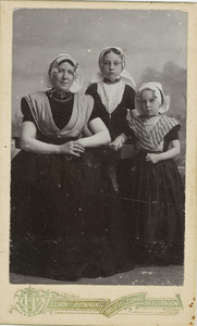A-415 Vrouw en twee meisjes verkleed in de dracht van Walcheren (midden) en die van Nieuw- en Sint Joosland